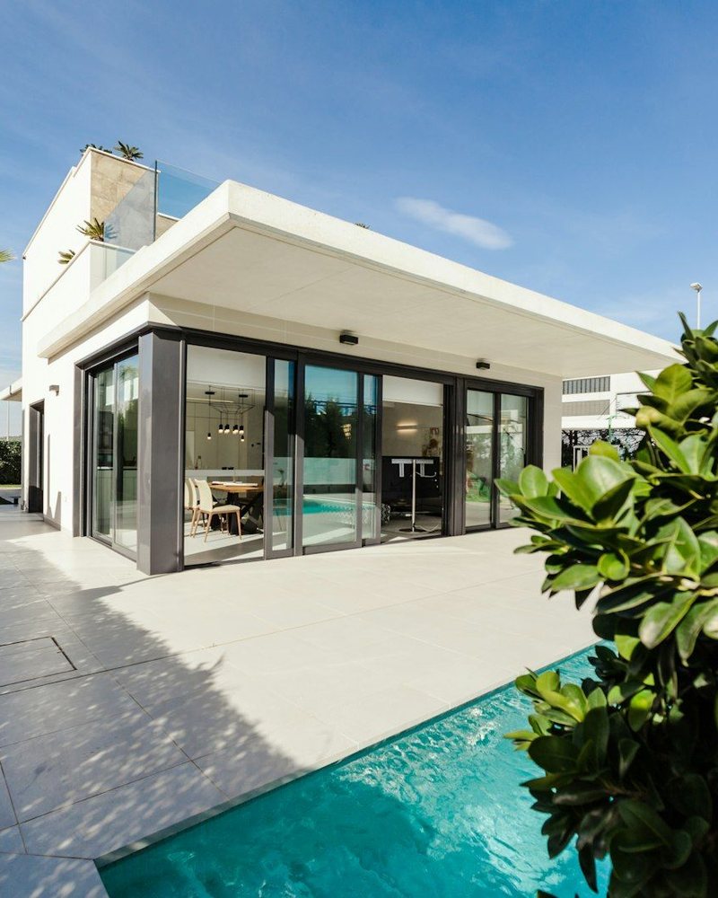 Rumah modern dengan taman