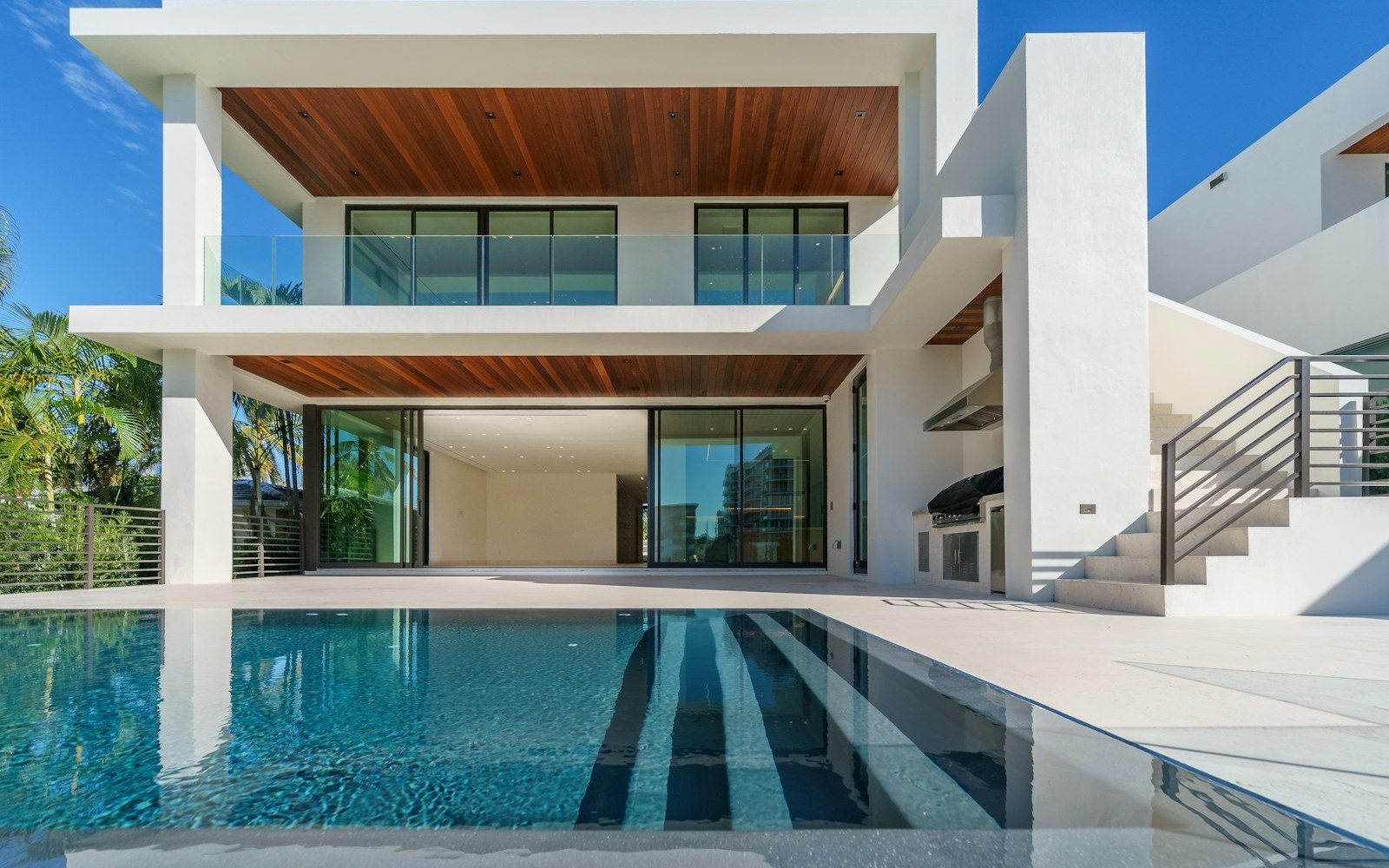 Rumah modern dengan kolam renang