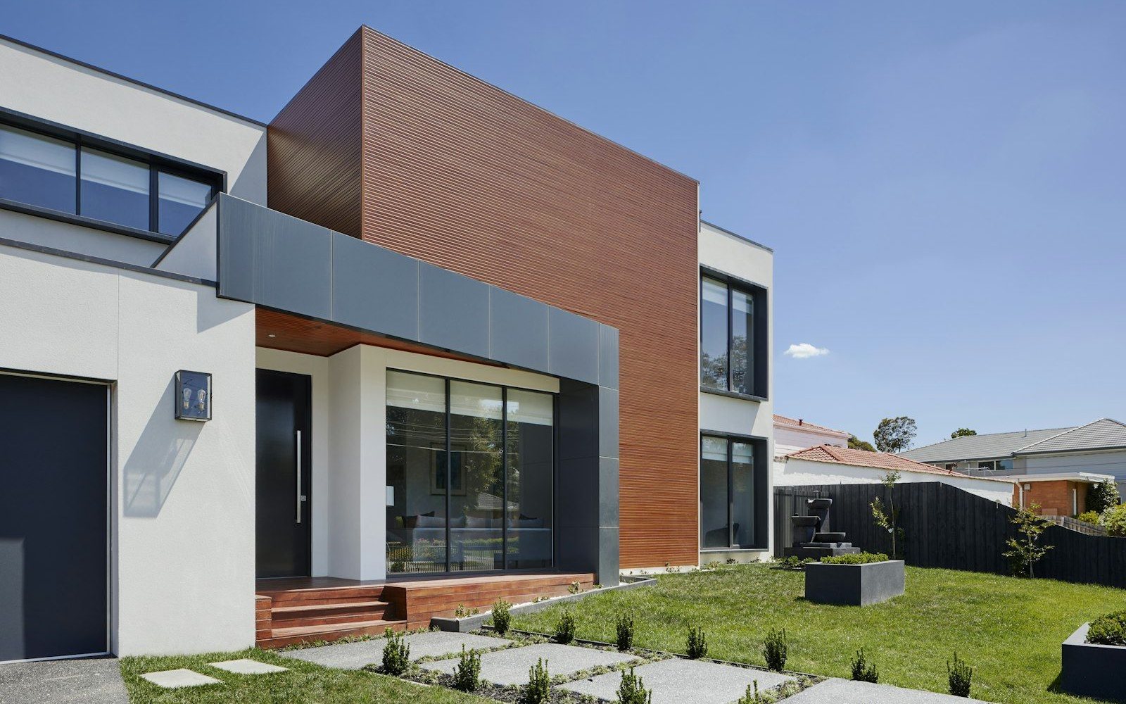 Rumah modern dengan taman depan